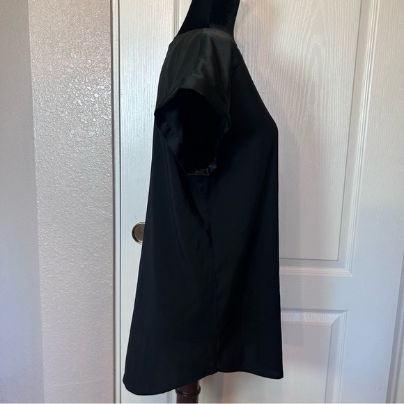 Express Black 1/4 Zip Cap Sleeve Satin Shoulder Blouse‎ Size Large - Picture 3 of 5